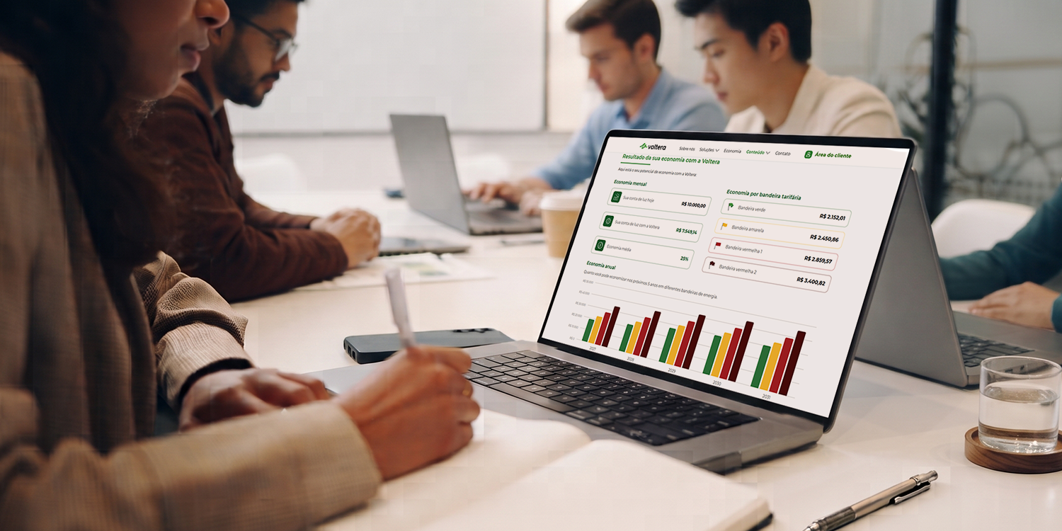 Consumidor usando a calculadora de economia da Voltera no computador