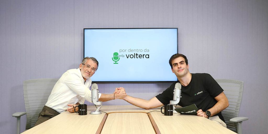 Alan Henn e Amilcar apertam as mãos após gravação do podcast sobre o que é ESG