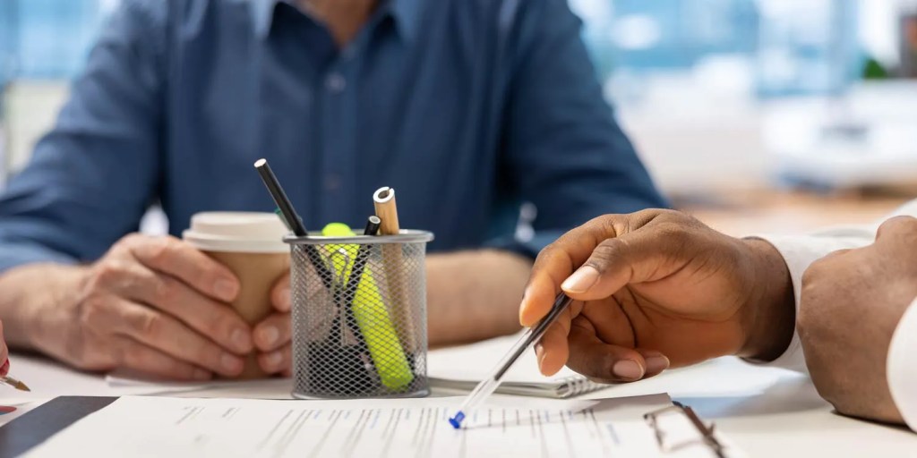 Dois homens em um mesa conversando sobre renovação de contrato de energia no mercado livre