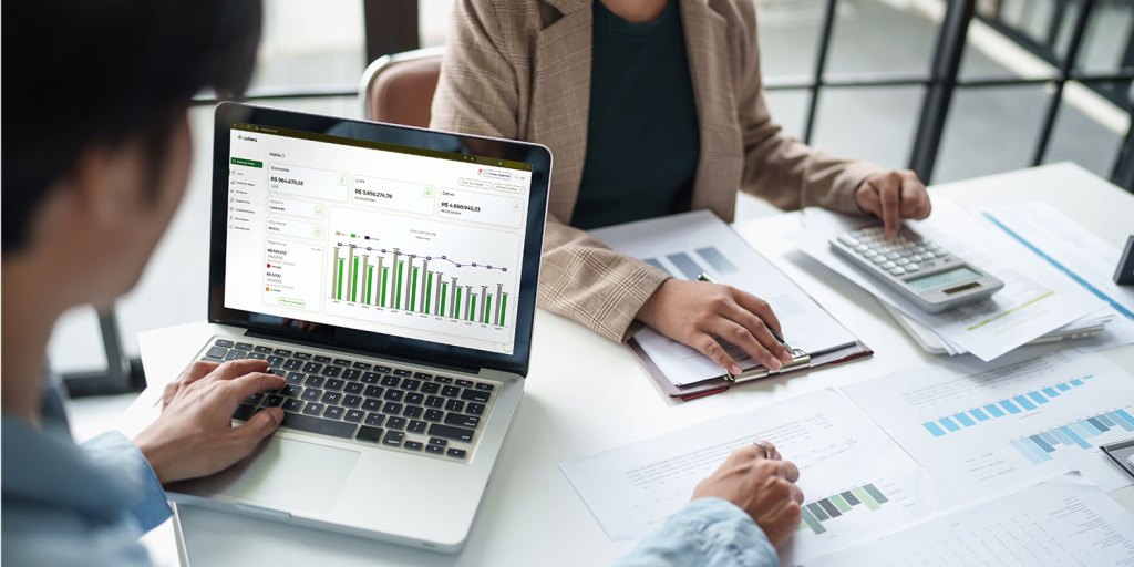 Gestor avalia dados da sua empresa na plataforma de gestão de energia da Voltera