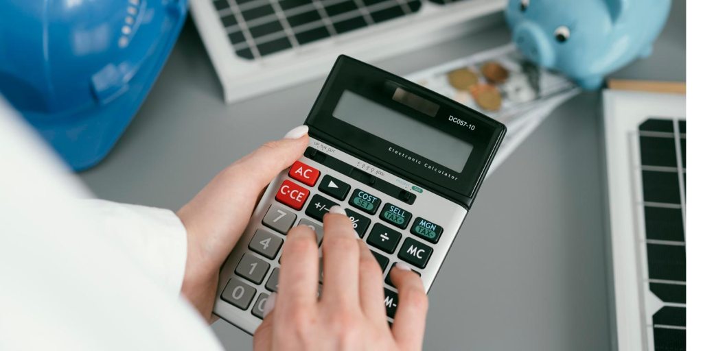 Homem fazendo conta na calculadora, preocupado com o preço da energia
