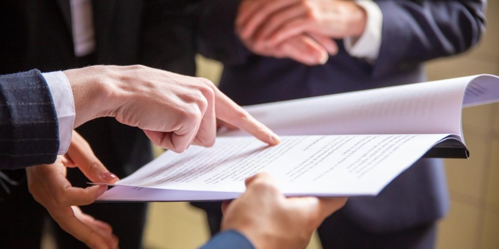 Homem mostrando contrato e explicando a reforma tributária no mercado livre de energia