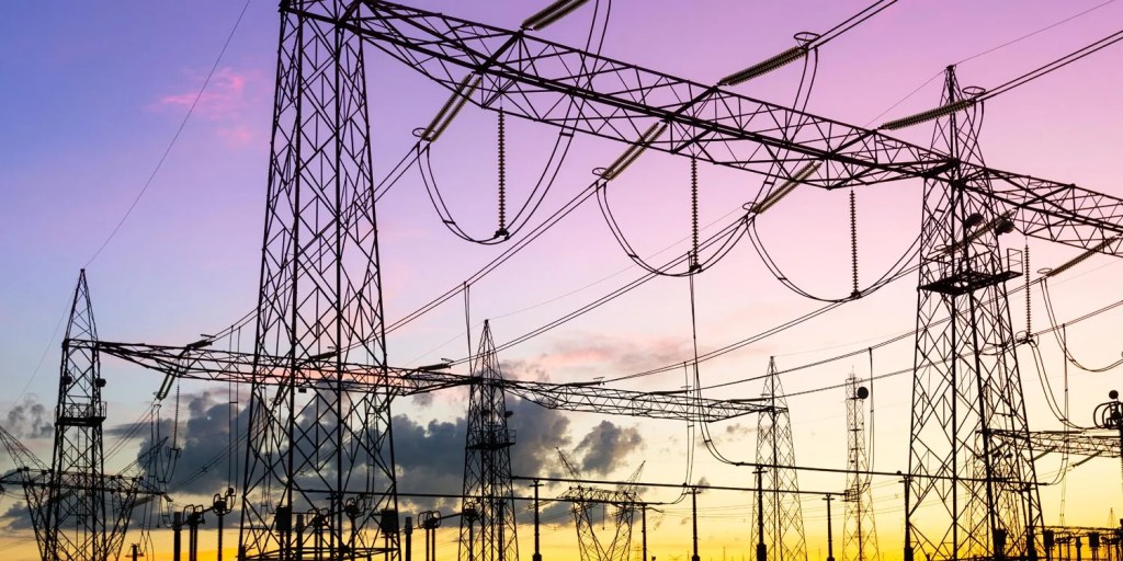 torrre de transmissão simbolizando o swap de fonte no mercado livre de energia