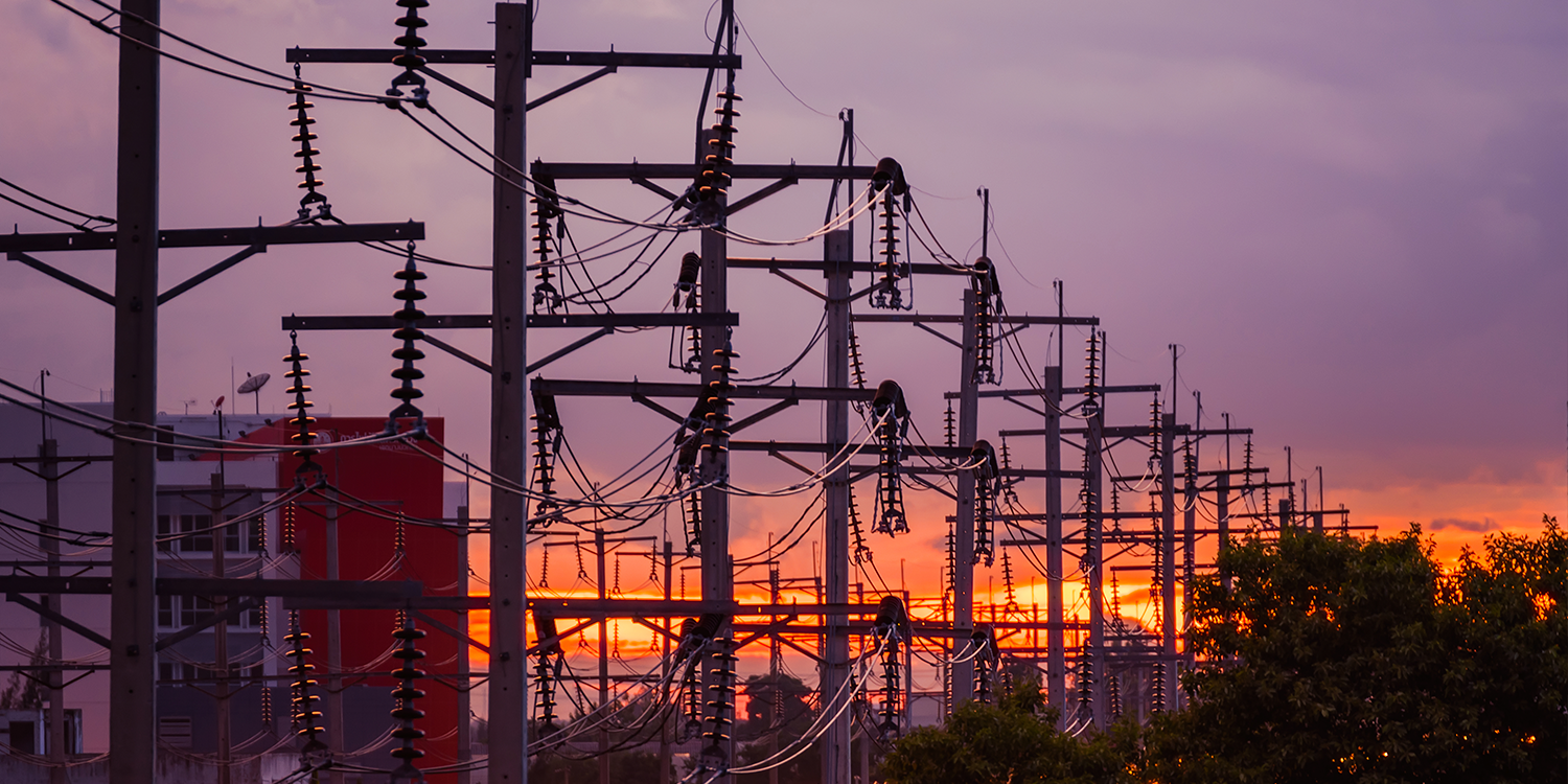 fios de alta tensão em por do sol