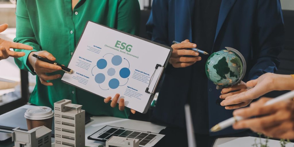 Executivos em reunião apresentando o relatório de sustentabilidade do projeto